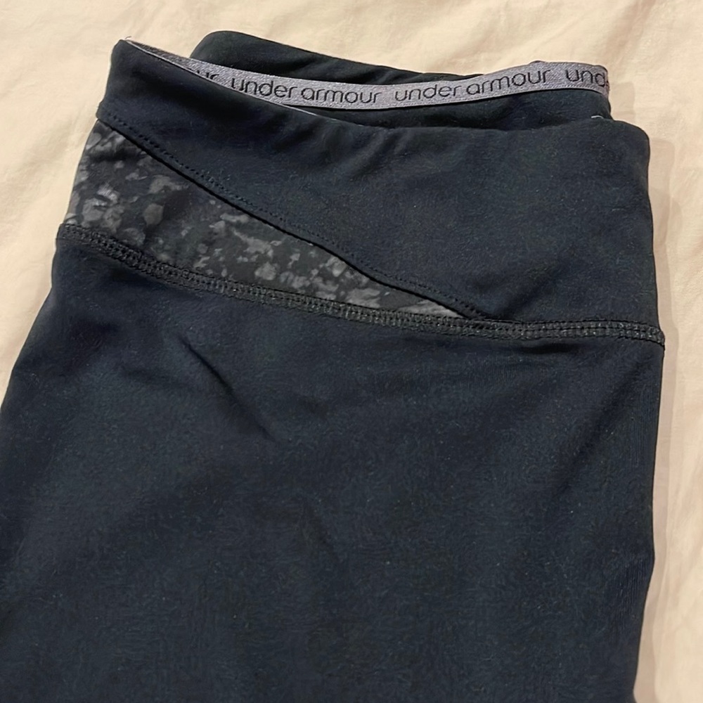 Under armor black exercise pants cropped